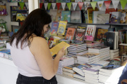 Una lectora en la Feria del Libro de Málaga.