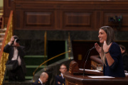 La portavoz de Junts en el Congreso, Miriam Nogueras, interviene durante una sesión plenaria en el Congreso de los Diputados, a 17 de febrero de 2026, en Madrid (España). La sesión debate dos proposiciones de ley: una del PSOE sobre la evaluación del impacto de las políticas públicas en la juventud, y otra del VOX, de carácter orgánico, para prohibir el uso del nicab y el burka en el espacio público; que si superan la votación inicial, iniciarán su tramitación parlamentaria.