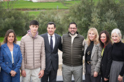 El presidente de la Junta de Andalucía, Juanma Moreno, con dos de los 'héroes' de Adamuz este miércoles.