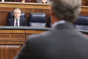Alberto Núñez Feijóo interviene en el Congreso mientras Marlaska le escucha.