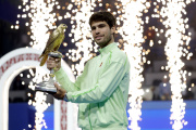 El murciano celebra un nuevo titulo de Open en el Khalifa International Tennis and Squash Complex.