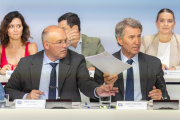 Alberto Núñez Fiejóo, acompañado por el secretario general del PP, Miguel Tellado, preside la reunión de la Junta Nacional del Partido Popular.