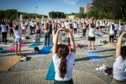 .Decenas de personas durante una master class de yoga