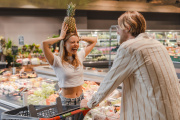 Cada vez más turistas optan por visitar los supermercados locales