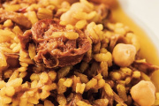 La receta de arroz al horno de cocido de José Luis Estevan reivindica la cocina de aprovechamiento con técnica precisa y horno a 200 grados
