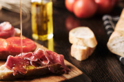 El clásico desayuno español: pan crujiente con tomate, jamón ibérico y un generoso hilo de aceite de oliva.