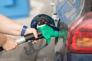 Un conductor reposta combustible en una gasolinera mientras los precios de la gasolina y el diésel vuelven a subir.
Eduardo Parra / Europa Press
03/3/2026