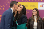 El presidente del Gobierno, Pedro Sánchez, saluda a la activista Sarah Santaolalla, durante el acto institucional con motivo del Día Internacional de las Mujeres
Eduardo Parra / Europa Press
04 MARZO 2026;MADRID;MUJERES;8M;
04/3/2026