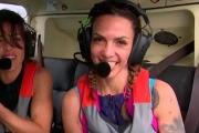 Paola Olmedo a punto de saltar del helicóptero.