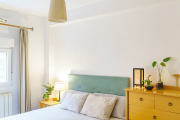 Un dormitorio despejado, con colores suaves y pocos elementos alrededor de la cama, favorece la sensación de descanso y armonía según los principios del Feng Shui