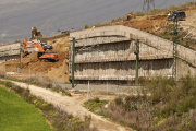 Trabajos en la vía de Alta Velocidad que une Málaga con Madrid, tras la caída de un muro de contención de cinco metros a la altura del municipio malagueño de Álora.