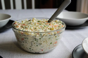 La ensaladilla rusa, uno de los clásicos más populares de la gastronomía española, puede transformarse con el toque de las conservas.