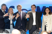 El presidente de la Junta de Castilla y León, Alfonso Fernández Mañueco  el presidente del Partido Popular, Alberto Núñez Feijoó, y la presidenta de la Comunidad de Madrid, Isabel Díaz Ayuso (d), junto a otras figuras del Partido Popular durante la reunión de la Junta Directiva Nacional del partido en la sede del PP en la calle Génova, a 16 de marzo de 2026, en Madrid (España). Alberto Núñez Feijóo reúne a la Junta Directiva Nacional del PP en Génova para analizar los resultados de las elecciones en Castilla y León, reforzar el liderazgo de Alfonso Fernández Mañueco y fijar la estrategia de pactos con Vox y de oposición al Gobierno de Sánchez.