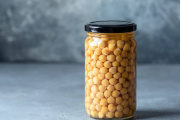 Un bote de garbanzos en conserva, uno de los ingredientes básicos para preparar la ensalada rápida con sardinas que populariza @charlitocooks