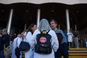Médicos durante una concentración, frente al Hospital Ramón y Cajal, a 17 de marzo de 2026, en Madrid