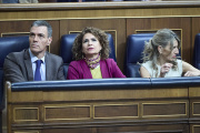 (Foto de ARCHIVO)
(I-D) El presidente del Gobierno, Pedro Sánchez; la vicepresidenta primera y ministra de Hacienda, María Jesús Montero; y la vicepresidenta segunda y ministra de Trabajo y Economía Social, Yolanda Díaz; durante una sesión plenaria, en el Congreso de los Diputados, a 26 de febrero de 2026, en Madrid (España). El Pleno del Congreso vota hoy la derogación o convalidación del decreto ley que prorroga el llamado 'escudo social' que incluye la moratoria antidesahucios, y de nuevo el PP, Vox y Junts han anunciado su voto en contra del texto que ya fue rechazado hace semanas en la Cámara Baja cuando el texto incluía también la revalorización de las pensiones, medida que hoy se presenta en la cámara por separado del resto del escudo social y previsiblemente si saldrá adelante.

Jesús Hellín / Europa Press
26/2/2026
