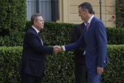 (Foto de ARCHIVO)
El presidente del Gobierno, Pedro Sánchez, y el presidente de la Junta de Castilla-La Mancha, Emiliano García-Page, durante la XXVIII Conferencia de Presidentes, en Palau de Pedralbes de Barcelona, a 6 de junio de 2025, en Barcelona, Catalunya (España). Durante la conferencia se abordarán los 16 puntos de la agenda, ampliada tras la inclusión de las demandas de las Comunidades Autónomas, que contemplan entre otros asuntos la reforma de la financiación autonómica, el control de fronteras, la política migratoria, el acceso a la vivienda, la situación energética y la reforma del Poder Judicial. Por primera vez, los presidentes autonómicos pueden intervenir en las lenguas cooficiales de sus territorios con traducción simultánea.

Kike Rincón / Europa Press
06/6/2025