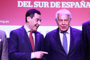 El presidente de la Junta de Andalucía, Juanma Moreno, en una imagen de 2025 con el expresidente del Gobierno Felipe González.