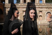 Modelos ataviadas con mantillas negras y diseños exclusivos desfilan por los jardines de Los Reales Alcázares.