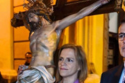 Pilar Bernabé porta el Cristo del Perdón durante la Semana Santa Marinera de Valencia.