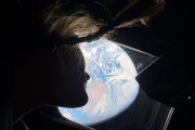 Christina Koch, especialista de la misión Artemis II, observa la Tierra a través de una de las ventanas principales de la nave Orion.