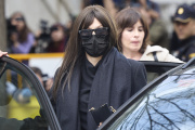 La expareja de Ábalos, Jéssica Rodríguez, a su salida del Tribunal Supremo, a 7 de abril de 2026, en Madrid (España). El exministro José Luis Ábalos, su exasesor Koldo García y el empresario Víctor de Aldama se sientan a partir de hoy en el banquillo de los acusados del Tribunal Supremo por presuntas irregularidades en los contratos de mascarillas adjudicados desde el Ministerio de Transportes durante la pandemia. Tanto Ábalos como Koldo se encuentran en prisión provisional desde el pasado 27 de noviembre y se declaran inocentes, asegurando en sus escritos de defensa que no cometieron ningún delito, sin embargo, Anticorrupción alega que Ábalos, Koldo y Aldama "convinieron" aprovecharse del cargo del entonces ministro -desde junio de 2018- para "favorecer", "a cambio del correspondiente beneficio económico" de los tres, la contratación con la Administración "en cuantas ocasiones hubiera oportunidad, por empresas cuyos intereses captaría y promovería" el empresario.

Jesús Hellín / Europa Press
07 ABRIL 2026;JUICIO;MASCARILLAS;JUZGADO;SUPREMO;
07/4/2026