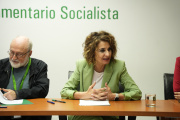 La secretaria general del PSOE-A y candidata a la Presidencia de la Junta de Andalucía, María Jesús Montero, firma con las Mareas Blancas de Andalucía el 'Manifiesto para Recuperar la Sanidad Pública Andaluza'. A 8 de abril de 2026 en Sevilla (Andalucía, España). El ‘Manifiesto para Recuperar la Sanidad Pública Andaluza’ impulsado por las Mareas Blancas denuncia el deterioro general de la sanidad pública en Andalucía y reivindica un blindaje de la misma con una mayor financiación y contratación de personal sanitario.

Joaquín Corchero / Europa Press
08/4/2026