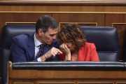 (Foto de ARCHIVO) El presidente del Gobierno, Pedro Sánchez, y María Jesús Montero en el Congreso.