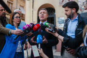 El presidente de Castilla-La Mancha, Emiliano García-Page, ofrece declaraciones a los medios durante el acto de restitución de obras incautadas y no devueltas por la dictadura franquista, en el Museo Diocesano de Arte Antiguo, a 9 de abril de 2026, en Sigüenza, Guadalajara, Castilla-La Mancha (España). Este acto se enmarca en la línea de restituciones impulsada por el Ministerio de Cultura tras la publicación, en 2024, del inventario de bienes incautados durante la Guerra Civil y la posguerra conservados en instituciones públicas. Hasta la fecha, se han identificado más de 7.070 piezas, en un proceso que continúa abierto pese a las dificultades derivadas del paso del tiempo y la escasez documental.

Mateo Lanzuela / Europa Press
09/4/2026