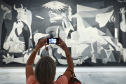 Una mujer fotografía el 'Guernica' de Picasso