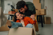 Una pareja se divierte mientras se muda a un nuevo hogar