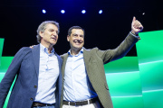 El presidente del PP, Albero Núñez Feijoo, junto al presidente de la Junta de Andalucía y candidato, Juanma Moreno.