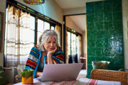Una mujer autónoma en edad de jubilación trabaja en casa