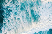 Vista aérea de olas rompiendo en el océano.
