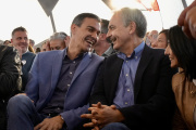 El presidente del Gobierno, Pedro Sánchez, ríe con el expresidente del Gobierno, José Luis Rodríguez Zapatero.