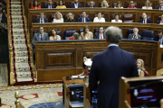 Pedro Sánchez y Alberto Nuñez Feijóo, durante una sesión de control en el Congreso