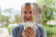 Una persona feliz por haberse encontrado dinero en la calle