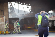 Varios técnicos en las cocheras municipales tras la extinción de un incendio, a 21 de abril de 2026, en Burgos, Castilla y León.