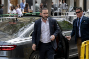El empresario Víctor de Aldama, a su llegada al Tribunal Supremo, a 21 de abril de 2026, en Madrid (España). Los acusados se sientan desde el pasado 7 de abril en el banquillo del Tribunal Supremo por presuntas irregularidades en los contratos de mascarillas adjudicados desde el Ministerio de Transportes durante la pandemia. Tanto Ábalos como Koldo se encuentran en prisión provisional desde el pasado 27 de noviembre y se declaran inocentes, asegurando en sus escritos de defensa que no cometieron ningún delito, sin embargo, Anticorrupción alega que Ábalos, Koldo y Aldama "convinieron" aprovecharse del cargo del entonces ministro -desde junio de 2018- para "favorecer", "a cambio del correspondiente beneficio económico" de los tres, la contratación con la Administración "en cuantas ocasiones hubiera oportunidad, por empresas cuyos intereses captaría y promovería" el empresario.

Alberto Ortega / Europa Press
21/4/2026