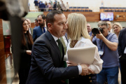 La candidata a la Presidencia de la Junta de Extremadura, María Guardiola, saluda al candidato de Vox en Extremadura, Óscar Fernández, durante la primera sesión del debate de investidura.