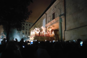 La procesión de la 'Madrugá' sale del edificio Histórico de la Universidad de Oviedo.