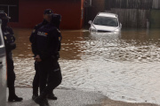 Miembros de la Policía Nacional realizan labores de vigilancia en el poblado de Doñablanca desalojado por inundación.