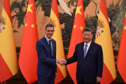 El presidente del Gobierno, Pedro Sánchez, y su homólogo chino, Xi Jinping, en el Gran Palacio del Pueblo de Pekín.