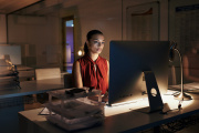 Una mujer hace horas extra en la oficina