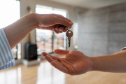 Agente inmobiliario entregando las llaves de su nueva casa a un hombre
