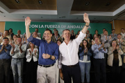 El presidente del PP, Alberto Núñez Feijóo, y el candidato a la reelección a la presidencia de la Junta de Andalucía, Juanma Moreno, en Córdoba.