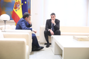 El presidente del Gobierno, Pedro Sánchez, en un recibimiento en Moncloa a Aitor Esteban por entonces portavoz del PNV en el Congreso.
