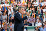 El presidente del Partido Popular, Alberto Núñez Feijóo interviene en el mitin de precampaña en Roquetas de Mar, Almería.