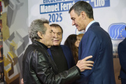 El presidente del Gobierno, Pedro Sánchez con el cantautor Miguel Ríos en una imagen de archivo.