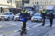 Agentes de la Policía Local de Valencia patrullando en el centro.
